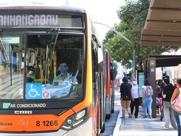 Usuários de transporte público e motoristas de ônibus utilizam máscaras de proteção contra covid-19 na rua da Consolação