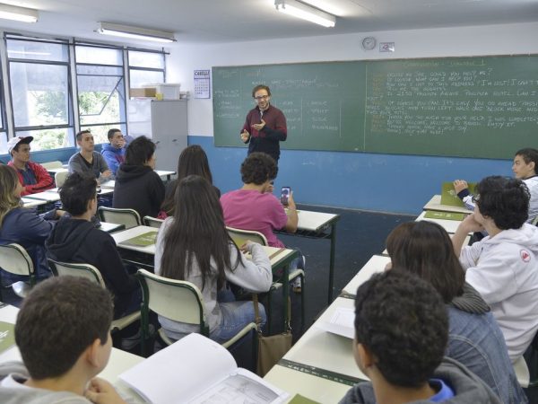 Alunos que pretendem trabalhar na Copa 2014 fazem curso  extracurricular de inglês