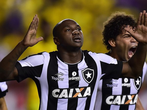 Em cobrança de pênalti, atacante Sassá marcou o gol de empate do Botafogo (Foto: Rodrigo Buendia/AFP)