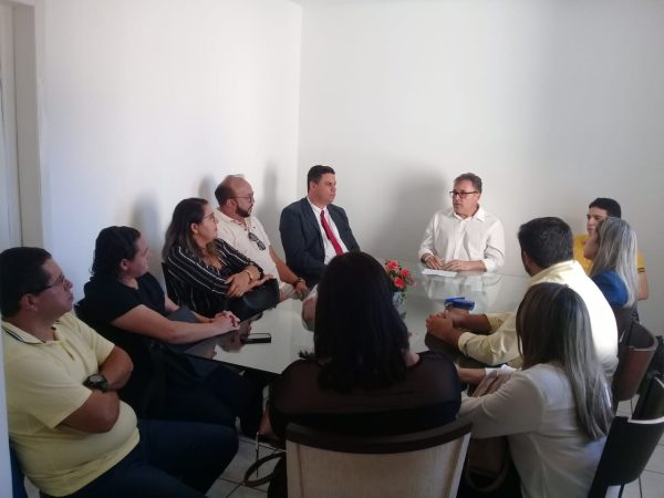 Na reunião com a nova equipe do secretariado, Batata determinou ações e destacou que não vai ficar olhando para o retrovisor — Foto: Divulgação