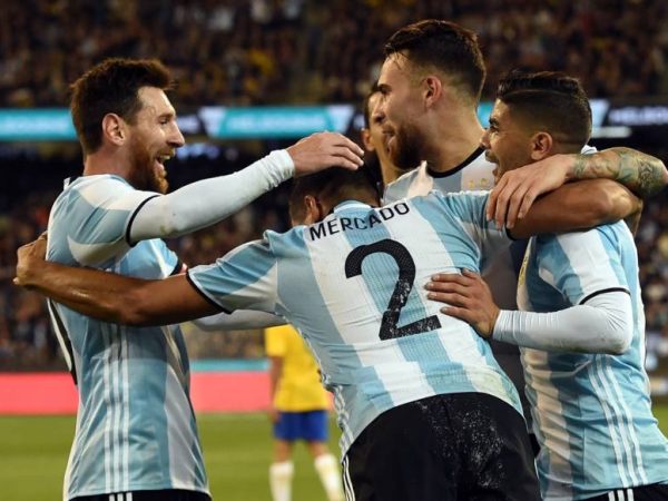 Seleção Argentina comemora gol de Mercado no fim do primeiro tempo (Foto: AFP PHOTO / SAEED KHAN)