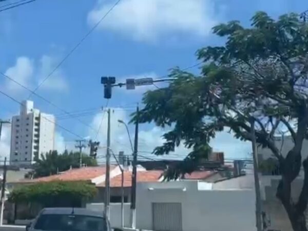 Semáforo desligado por queda de energia em Natal — Foto: Emerson Medeiros/Inter TV Cabugi