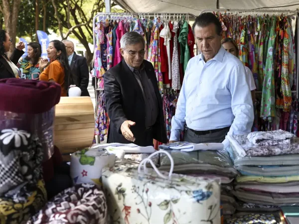 Brasília (DF), 05/05/2025 - O ministro do Trabalho e Emprego, Luiz Marinho, visita feira de artesanato durante a Semana do Trabalho, que conta com uma série de ações e serviços gratuitos para o público, na sede do ministério, em Brasília. Foto: Marcelo Camargo/Agência Brasil