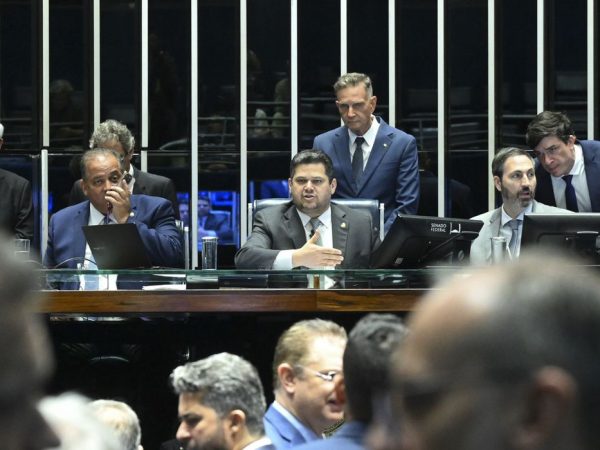 Plenário do Senado Federal durante sessão deliberativa ordinária. Ordem do dia. 

Na pauta, o substitutivo da Câmara ao PL 3.824/2023, que institui a Política Nacional de Indução à Docência na Educação Básica - Mais Professores para o Brasil.

Mesa:
senador Eduardo Gomes (PL-TO); 
presidente do Senado Federal, senador Davi Alcolumbre (União-AP); 
secretário-geral da Mesa do Senado Federal, Danilo Augusto Barboza de Aguiar. 

Foto: Carlos Moura/Agência Senado