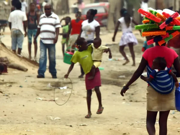 Luanda, Angola - Movimentação de crianças e moradores em bairro pobre de Luanda, onde é evidente a vulneranilidade infantil - Foto: Juca Varella/Agência Brasil