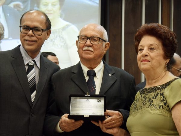 Severo Alves Câmara (centro), ex-presidente do ABC, durante homenagem na Assembleia Legislativa, em 2015 — Foto: Eduardo Maia