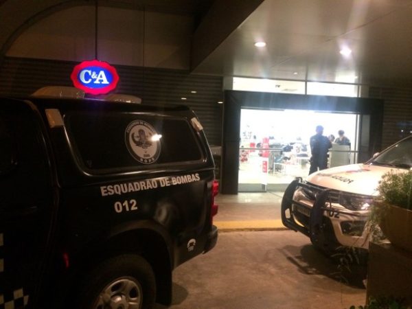 Armados com facas, homens assaltaram loja no Norte Shopping em Natal (Foto: Kleber Teixeira/Inter TV Cabugi)