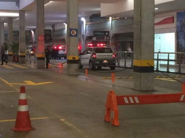 Tentativa de assalto a carro-forte aconteceu no estacionamento do shopping Midway Mall (Foto: Andrea Tavares/G1)