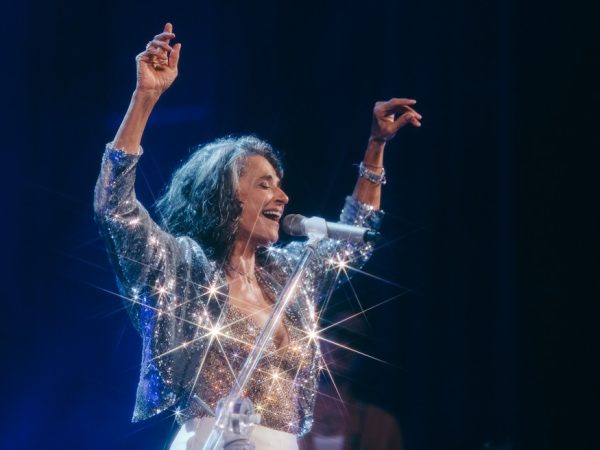 Cantora Simone na turnê 'Tô voltando' — Foto: Bernardo Traad/Divulgação
