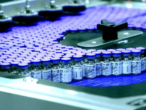 DENGUE - Vacina contra a dengue Qdenga que chegará ao Brasil é fabricada pela farmacêutica Takeda em Singen, na Alemanha. Foto: Takeda/Divulgação