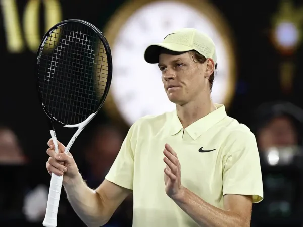 Jannik Sinner após vencer australiano Alex de Minaur nas quartas de final do Aberto da Austrália
22/01/2025 REUTERS/Tingshu Wang