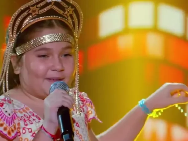 Sofia Simplício tem 11 anos e se apresentou no palco com a canção “Feira de Mangaio”. — Foto: Reprodução/TV Globo