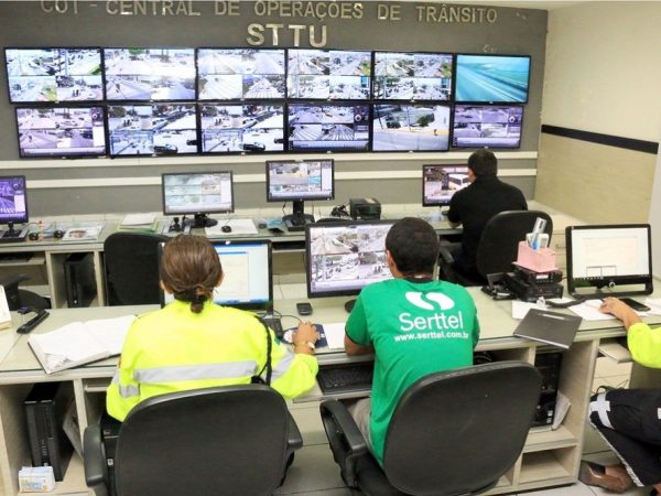 Sistema de videomonitoramento auxilia o trabalho dos agentes de trânsito em campo (Foto: Alex Régis)