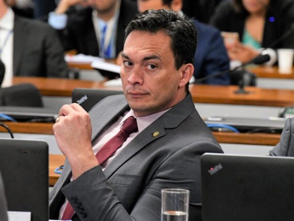 Crítica aos possíveis oponentes foi feita no momento em que Styvenson questionava alianças políticas para as eleições. — Foto: Edilson Rodrigues/Senado