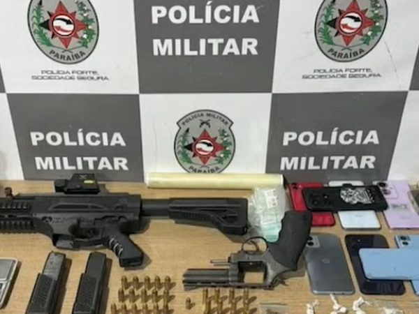 Três pessoas são presas com submetralhadora, drogas e celulares em João Pessoa — Foto: Reprodução / TV Cabo Branco