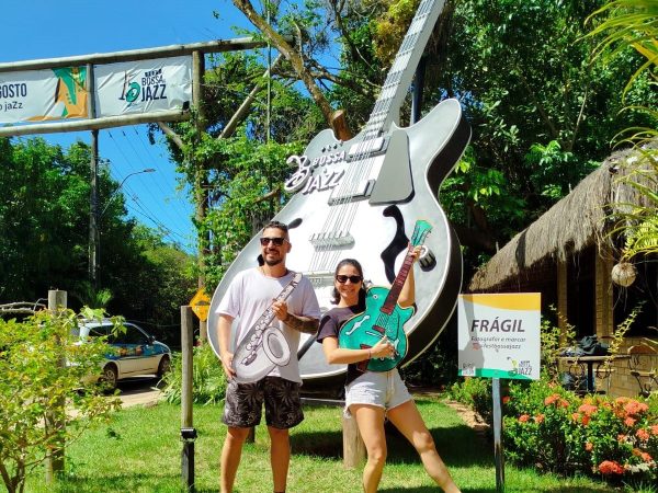 O Jazz é o pai do Rock. E a super guitarra, símbolo do Festival que está instalada no Santuário Ecológico de Pipa. — Foto: Divulgação