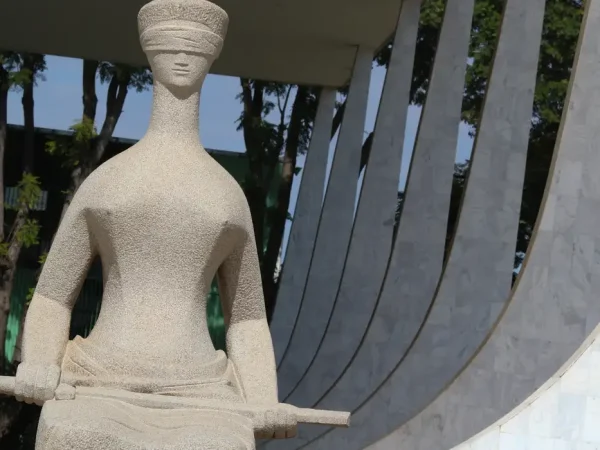 A Justiça é uma escultura localizada em frente ao prédio do Supremo Tribunal Federal, na Praça dos Três Poderes, em Brasília, no Distrito Federal