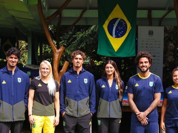 equipe brasileira de surfe (Gabriel Medina, Tatiana Weston-Webb, João Chumbinho Chianca, Luana Silva, Filipe Toledo e Tainá Hinckel) está completa no Taiti para disputar a Olimpíada de Paris - em 21/07/2024