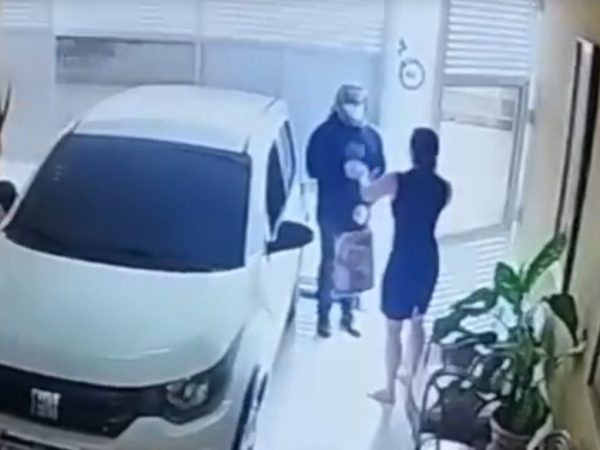 Vídeo mostra suspeito de crime dentro da casa da psicóloga — Foto: Reprodução