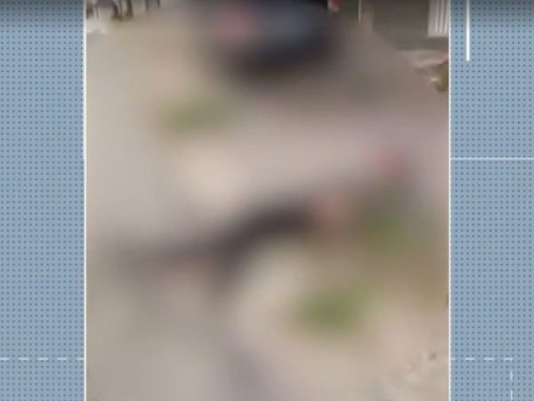 Suspeito de tentativa de assalto no chão após ser atingido por tiros de um policial militar à paisana, em Campina Grande — Foto: TV Paraíba/Reprodução