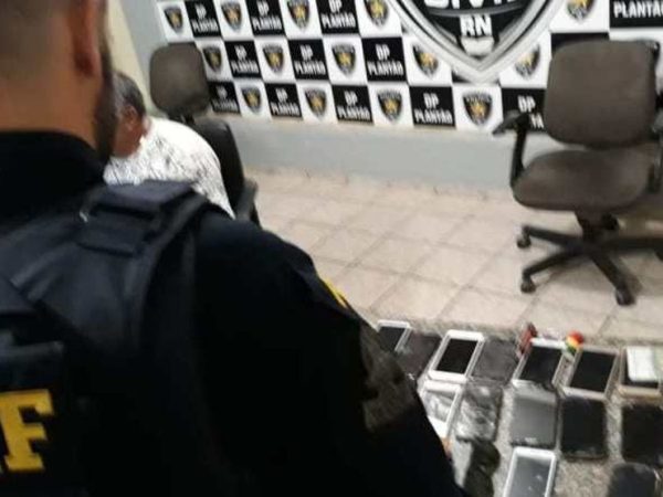 Vários celulares roubados foram apreendidos com suspeitos na BR-304, em Mossoró — Foto: PRF/Divulgação