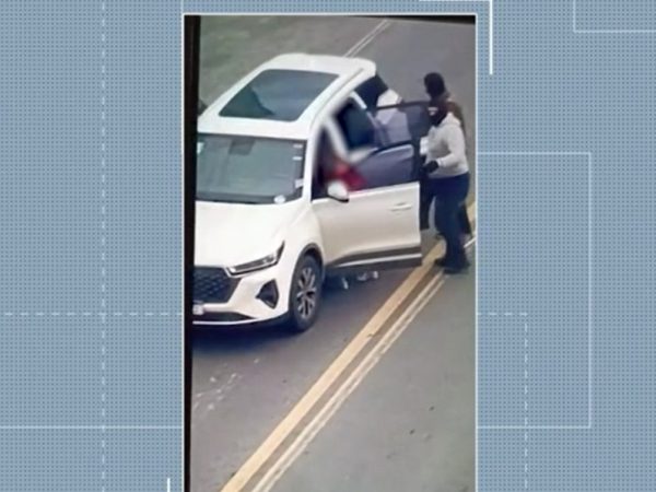 Suspeitos roubaram carro para fugir após tentativa de assalto em Campina Grande — Foto: TV Cabo Branco