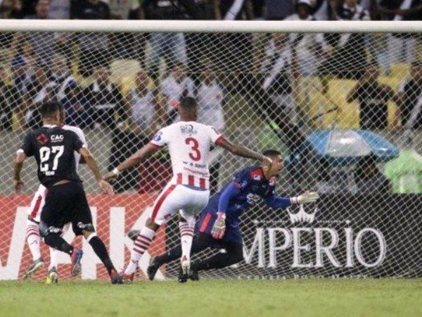 Tiago Reis marcou o gol da vitória do Vasco — Foto: Marcio Alves / Agência O Globo