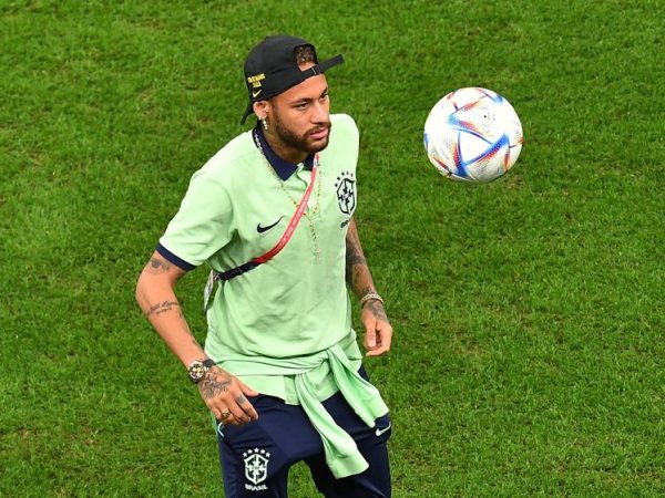 Neymar brinca com bola antes do jogo contra Camarões. — Foto: Reprodução