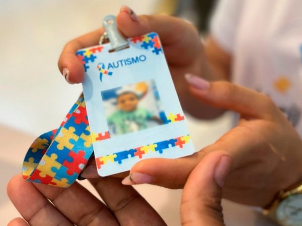 Ação vai oferecer confecção gratuita de crachás para identificação de pessoas com TEA — Foto: Divulgação