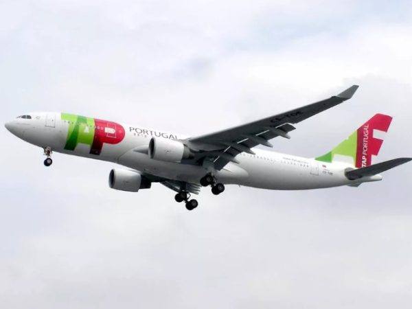 A aeronave da companhia aérea TAP partiu de Lisboa, capital de Portugal, com destino a São Paulo. — Foto: Reprodução