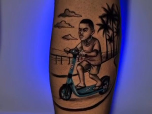 Tatuagem faz referência a patinetes elétricos que começaram a circular em Natal — Foto: Inter TV Cabugi/Reprodução