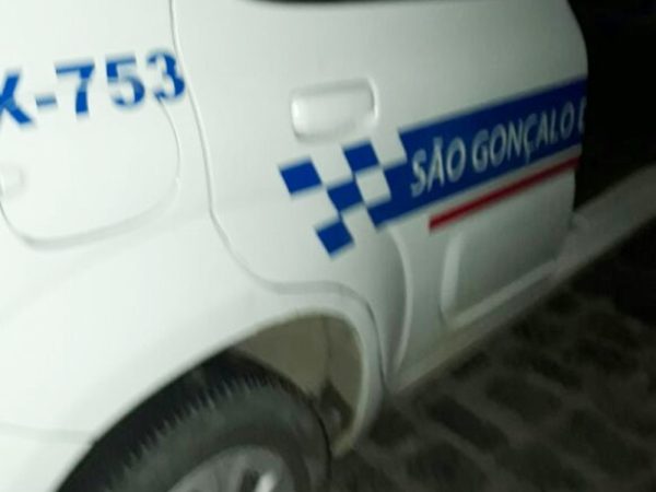 taxista foi encontrado morto, dentro do carro dele, por volta das 19h (Foto: PM/Divulgação)