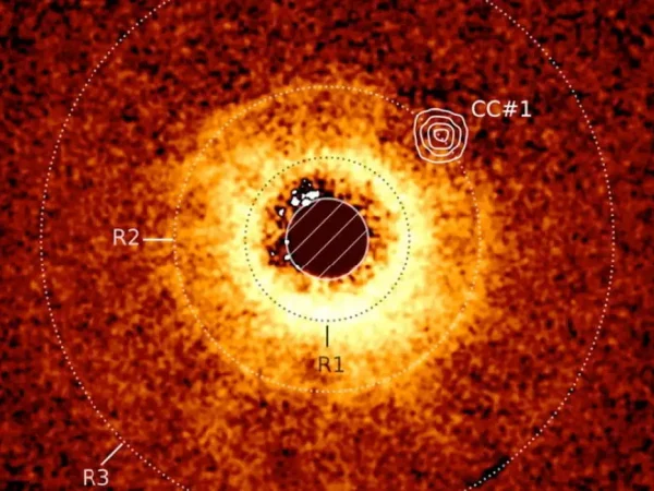 Uma imagem do disco protoplanetário ao redor da estrela TWA 7, registrada usando o instrumento SPHERE do Very Large Telescope do Observatório Europeu do Sul, baseado no Chile, é vista com uma imagem capturada com o instrumento MIRI do Telescópio Espacial James Webb sobreposta nesta imagem divulgada em 25 de junho de 2025.
AM Lagrange et  al/JWST/ESO/Divulgação via REUTERS