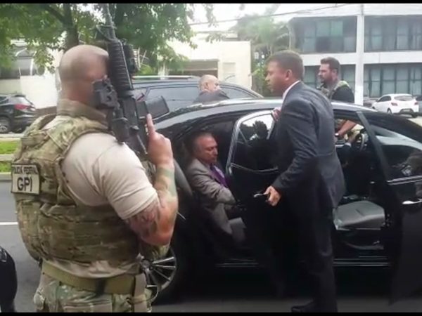Momento em que o ex-presidente Michel Temer é abordado pela Polícia Federal — Foto: Reprodução/TV Globo