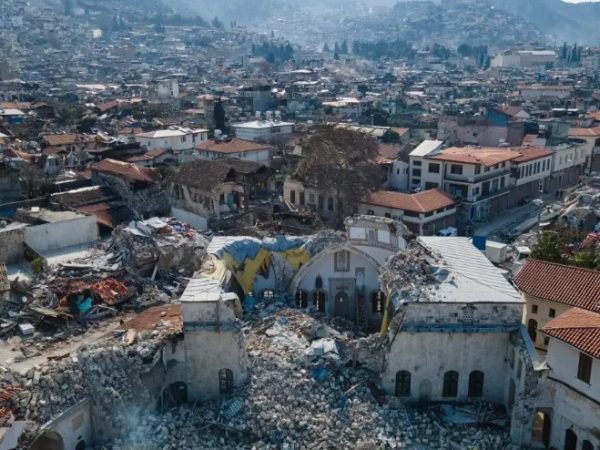 O número de mortes provocadas pelo terremoto que atingiu áreas da Turquia e da Síria na última segunda-feira (6) já ultrapassa 25 mil. — Foto: YASIN AKGUL/AFP/Getty Images