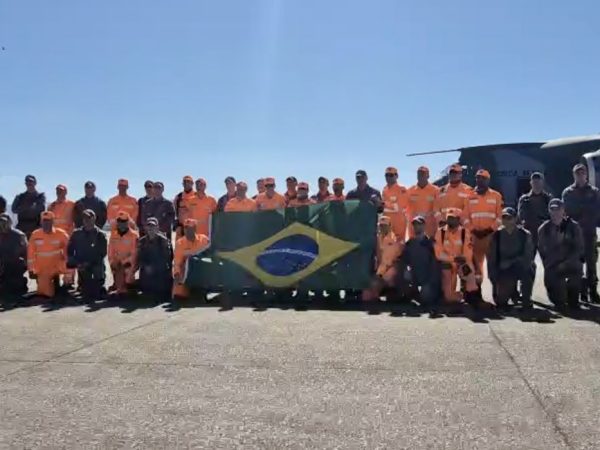 Equipe de Bombeiros de São Paulo e Minas Gerais que embarcou no quarto vôo de ajuda humanitária do Brasil para Venezuela para ajudar na busca de vítimas de terremoto. 
Foto: Corpo de Bombeiros SP/Divulgação