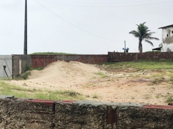 Corpo foi encontrado em uma área de dunas, no terreno de uma casa na praia de Santa Rita (Foto: Kleber Teixeira/Inter TV Cabugi)