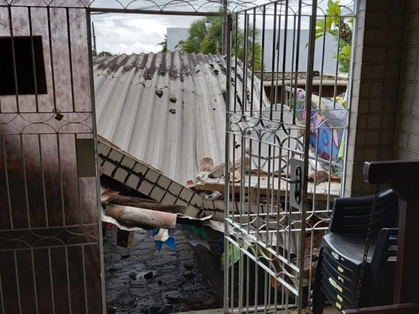 Teto de garagem desabou no bairro Cruz das Armas — Foto: Reprodução/TV Cabo Branco