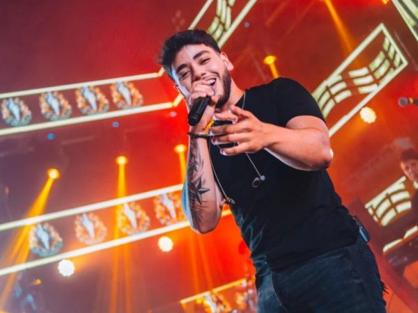 Thiago Freitas se apresenta em Pirangi — Foto: Divulgação