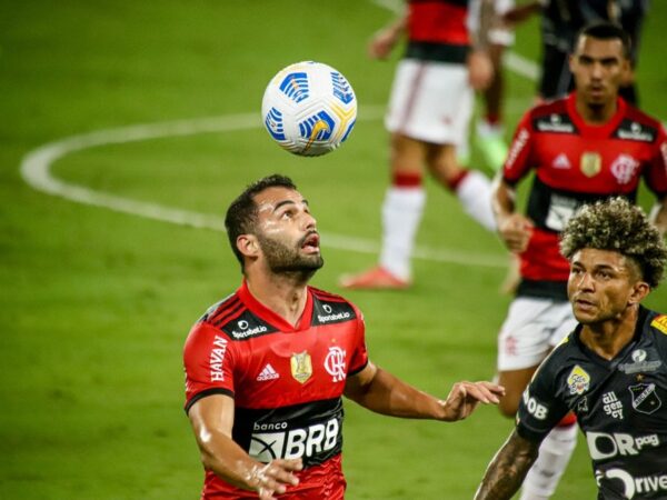 Thiago Maia esteve em campo na última passagem do Flamengo pela Arena das Dunas — Foto: Alexandre Lago