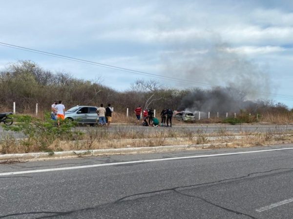 Veículo pegou fogo entre os municípios de Mossoró e Tibau. — Foto: Cedida
