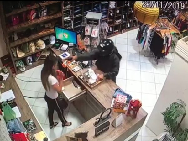 Vítima tira o dinheiro do caixa, criminoso aponta arma em direção ao rosto dela e atira logo em seguida — Foto: Reprodução/Inter TV Cabugi
