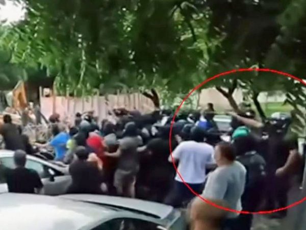 Trecho de vídeo mostra homem atirando em ato de policiais que terminou com Cid Gomes baleado nesta quarta-feira (19) — Foto: Reprodução/TV Globo