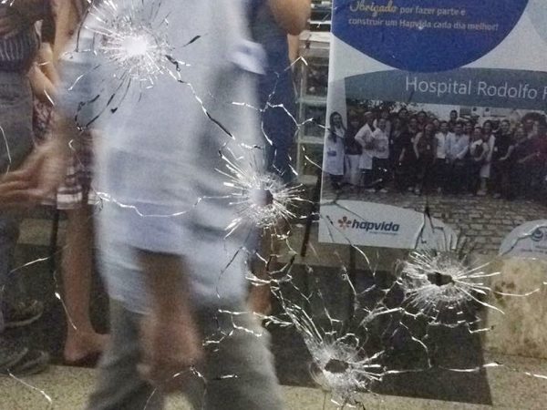 Tiros atingiram as vidraças do hospital; nenhum paciente ficou ferido (Foto: PM/Divulgação)