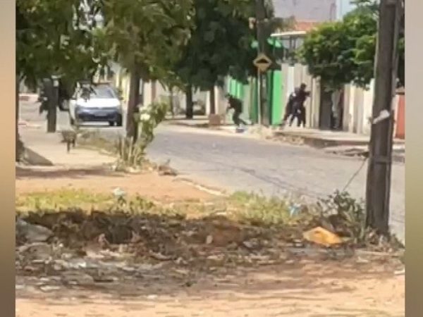 Vídeo mostra tiroteio entre policiais militares e assaltantes na Zona Norte de Natal. — Foto: Reprodução/Inter TV Cabugi