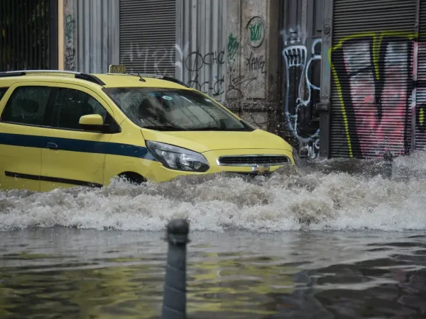 Fortes chuvas e ventos causam transtornos no centro do Rio de Janeiro. A cidade entrou em Estágio de Atenção às 11h50 devido à chuva.