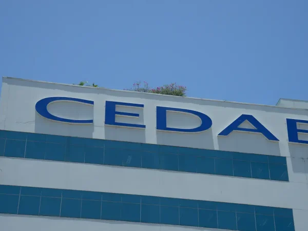 Fachada do edifício-sede da Cedae