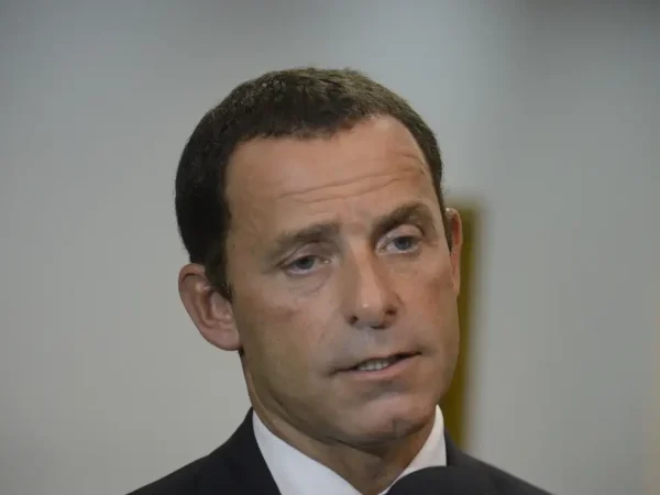 O diretor do Departamento Geral de Polícia da Capital, Allan Turnowski, fala com a imprensa durante coletiva de imprensa sobre a Operação Bad Family.