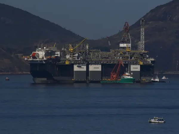 A Petrobras anunciou a chegada da plataforma de petróleo, P-67, ancorada na Baía de Guanabara, destinada ao Sistema de Produção do Campo de Lula, no pré-sal da Bacia de Santos.