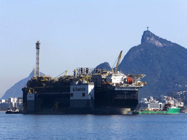 A Petrobras anunciou a chegada da plataforma de petróleo, P-67, ancorada na Baía de Guanabara, destinada ao Sistema de Produção do Campo de Lula, no pré-sal da Bacia de Santos.